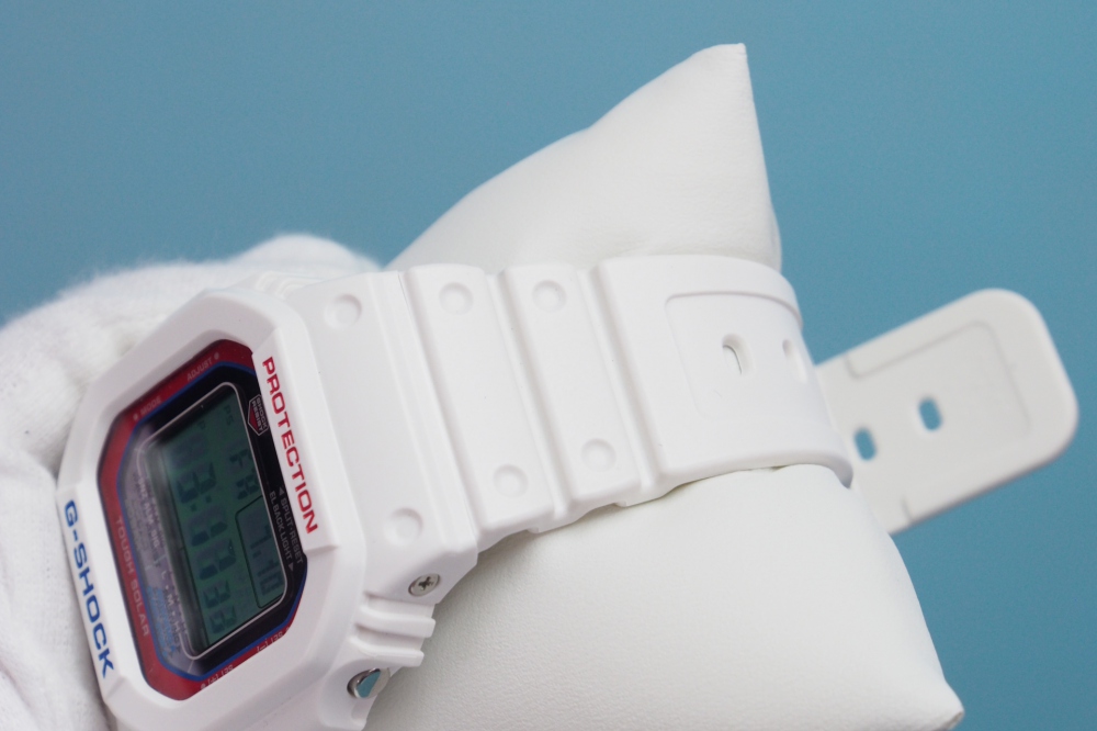 CASIO 腕時計 G-SHOCK White Tricolor Series 世界6局対応電波ソーラー GW-M5610TR-7JF メンズ、その他画像２